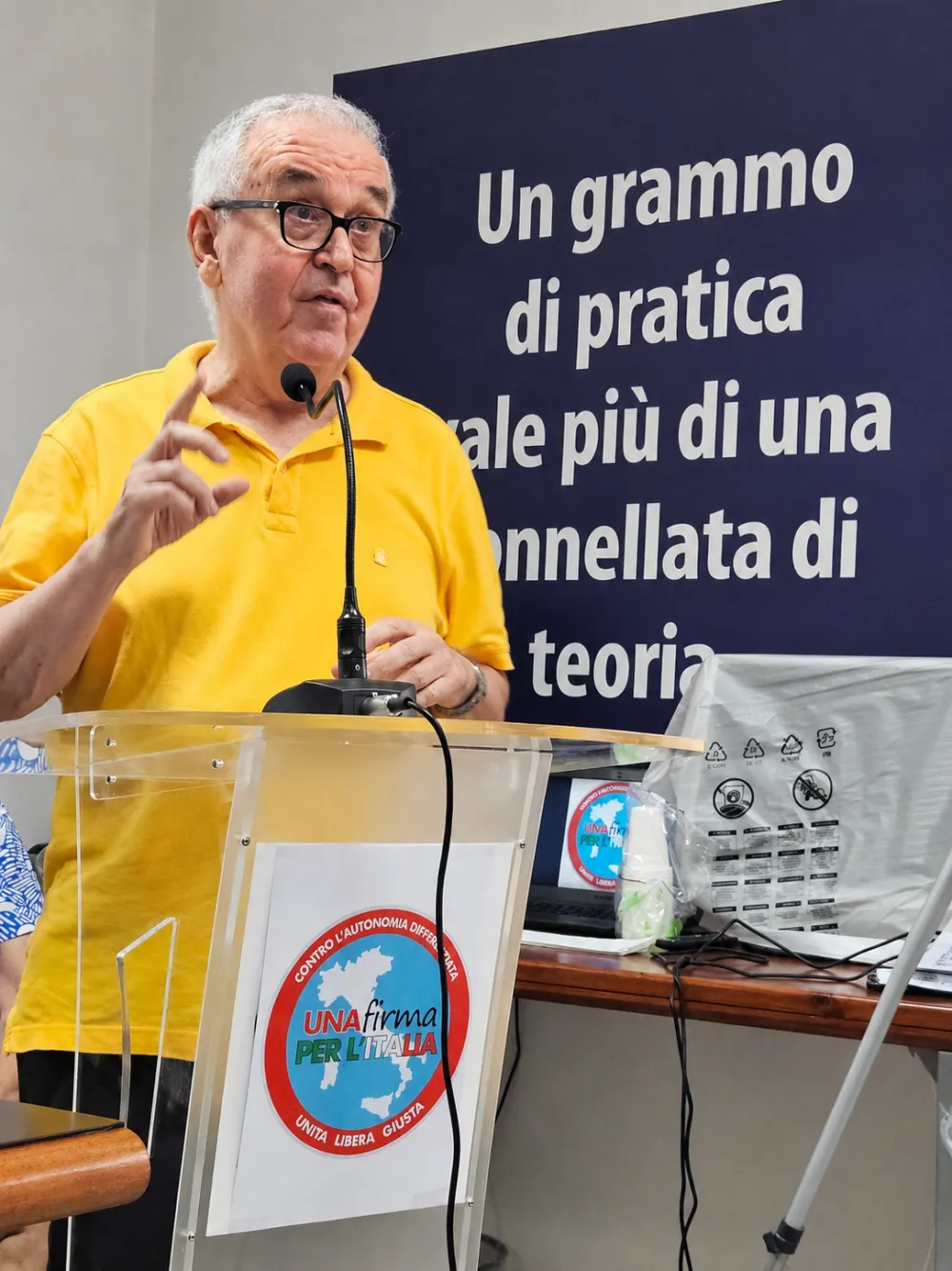 Claudio Lunghini durante un intervento pubblico dell'associazione Gli Amici di Eleonora